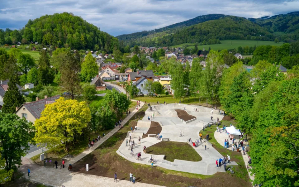 Jeseník má nový skatepark. Kombinuje streetový park s moderní BMX dráhou