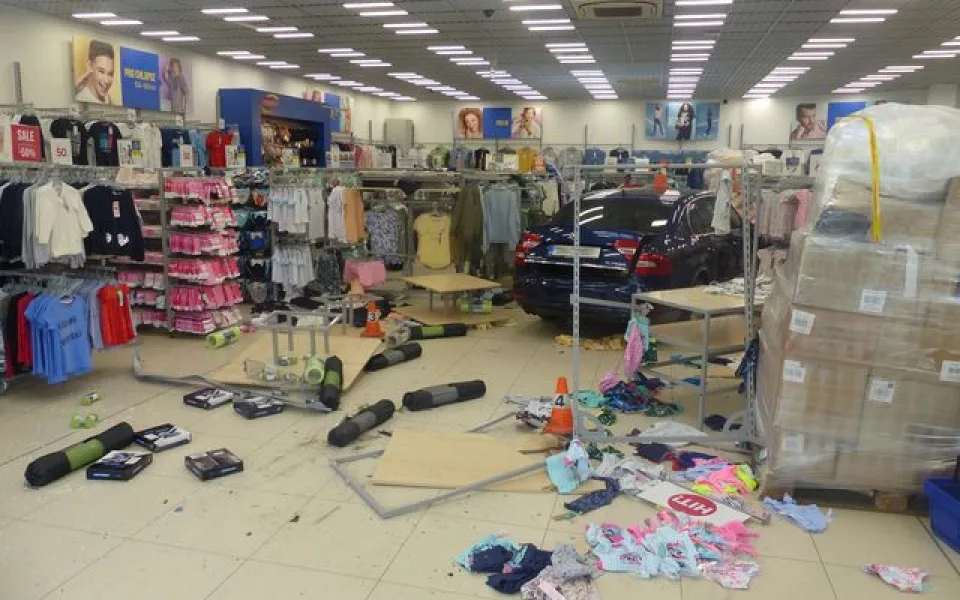 Policie hledá svědky nehody, při které seniorka vjela s autem do prodejny
