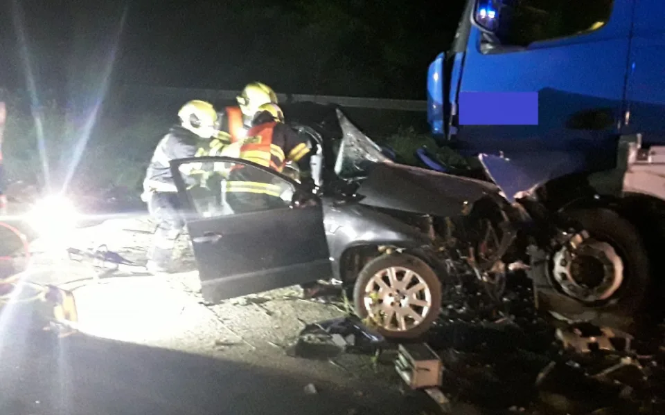 Po nehodě kamionu a auta u Lipiny jsou dva mladíci v kritickém stavu. Osmnáctiletý řidič zemřel