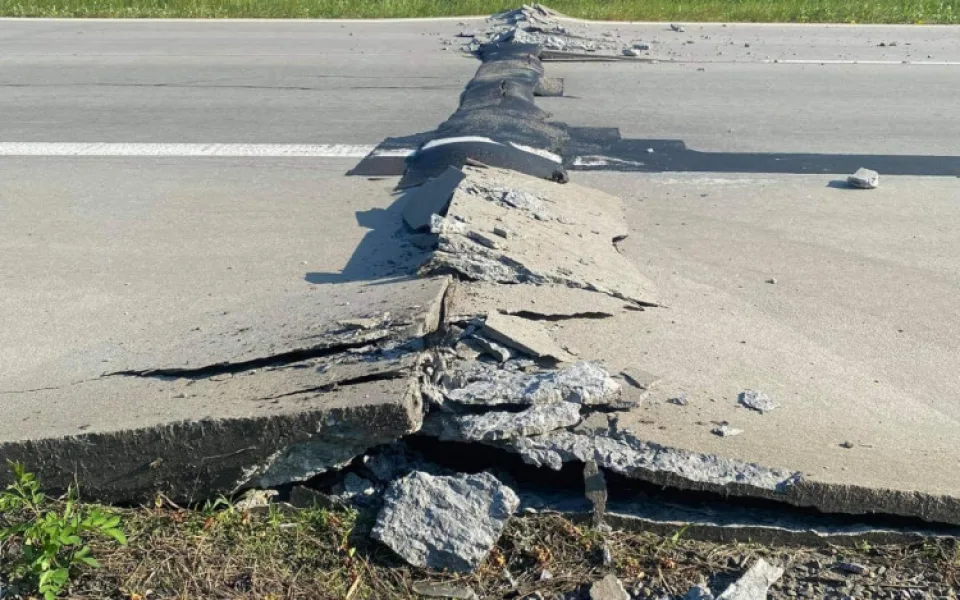 Na D35 u Olomouce kvůli vedru popraskala vozovka. Havarovalo pět aut. Dálnice bude zavřená v obou směrech několik dní