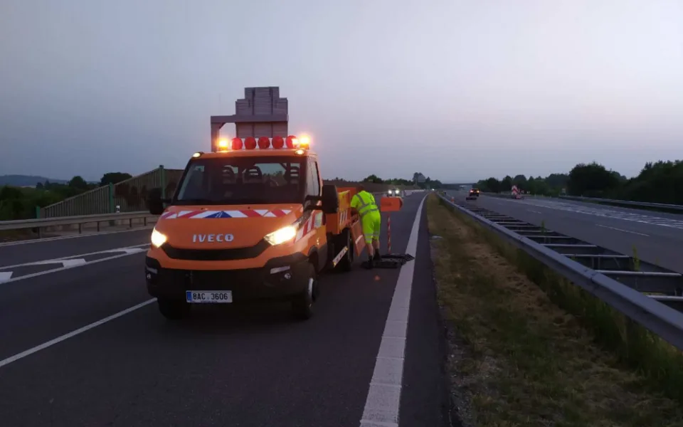 Silničáři v obou směrech obnovili provoz na opravené dálnici D35