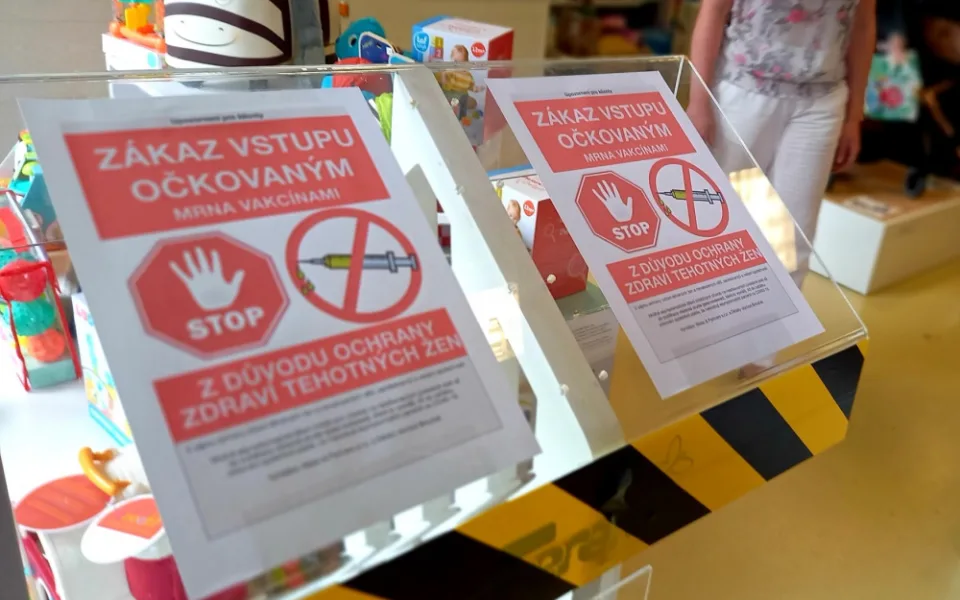 Očkovaným vstup zakázán. Majitelka obchodu v Olomouci má obavu z mRNA vakcín
