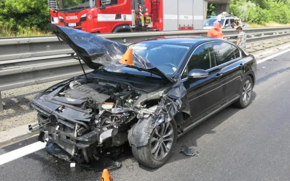Nákladnímu autu uletělo na D46 za jízdy kolo a zdemolovalo auto.