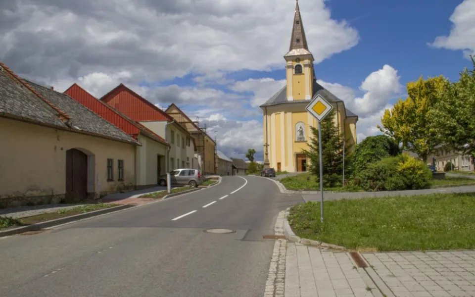 Všechovice mají opravený průtah obcí. Náklady se vyšplhaly na čtyřiatřicet milionů.