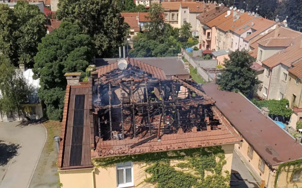 Požár zachvátil budovu v Prostějově, zničil krovní část a patro.