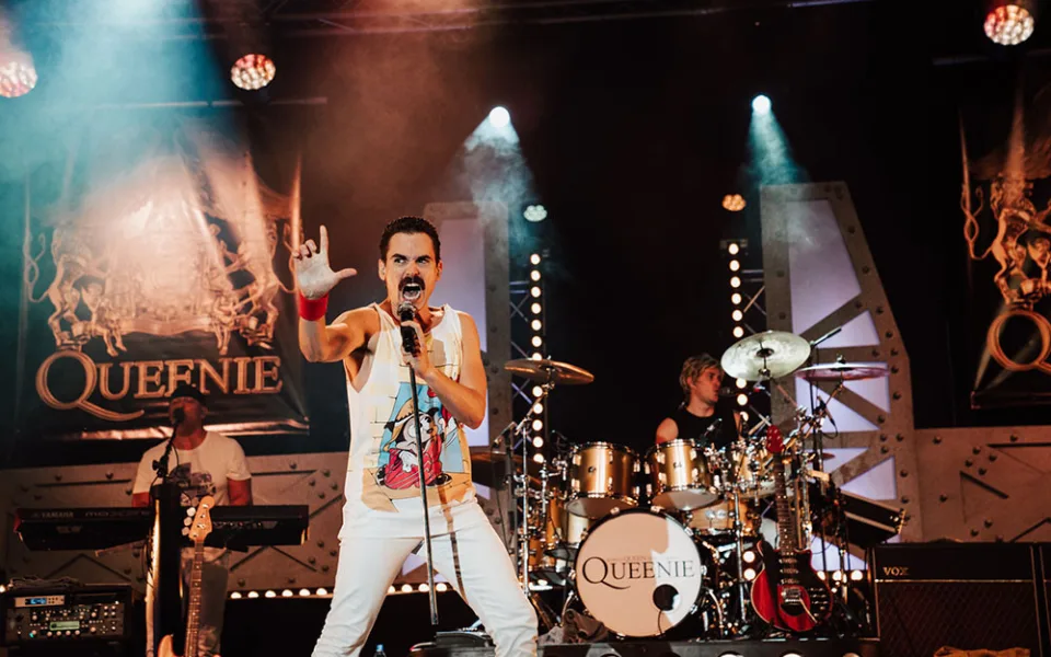 Frontman skupiny Queenie Michael Kluch při loňském koncertu v Olomouci