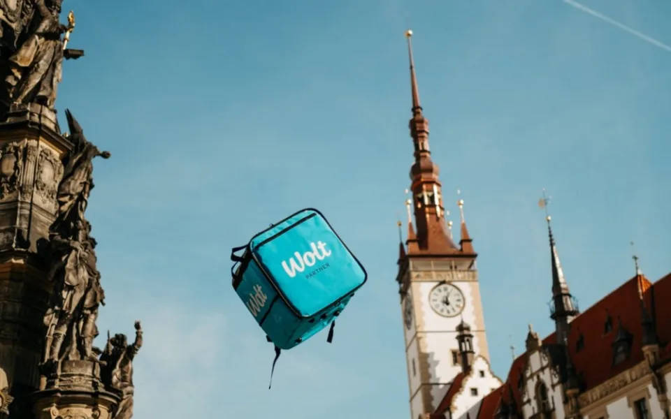 Léto je tady a Wolt je připraven! Kurýři po Olomouci rozváží zmrzliny, studené drinky a jiné dobroty