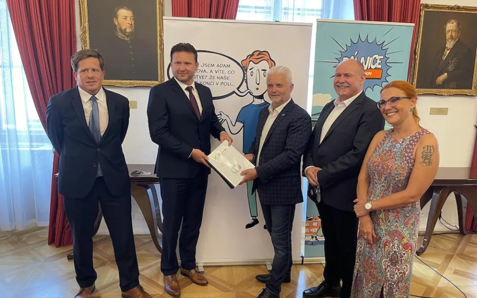 Petice za dostavbu dálnice D1 doputovala do poslanecké sněmovny.