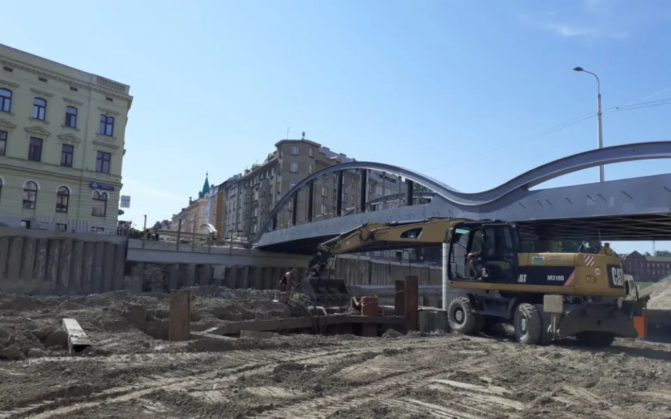 Druhou polovinu nového mostu v Olomouci stavbaři nasunou na podzim.