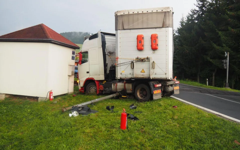 Železniční přejezd v Petrově nad Desnou zablokoval kamion. Řidič dostal smyk na mokré silnici