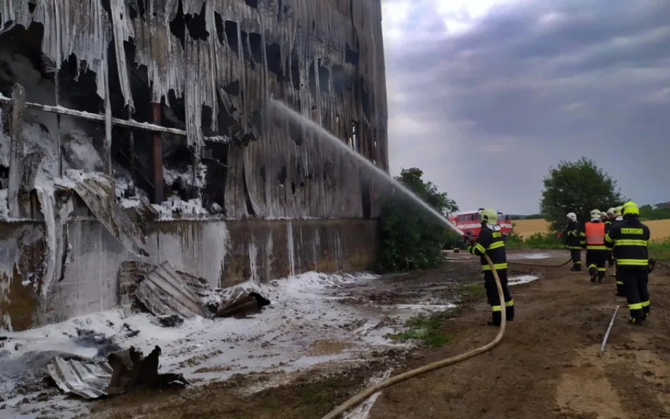 V Želatovicích hořel velkokapacitní seník. Škoda se může vyšplhat k deseti milionům korun.