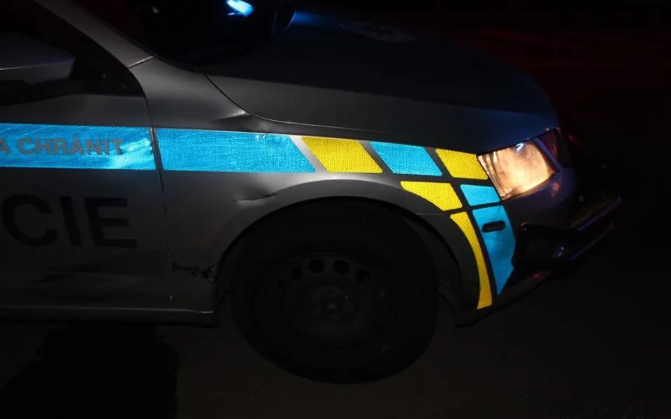 Motocyklista ujížděl policistům, honičku ukončil až náraz do jejich auta
