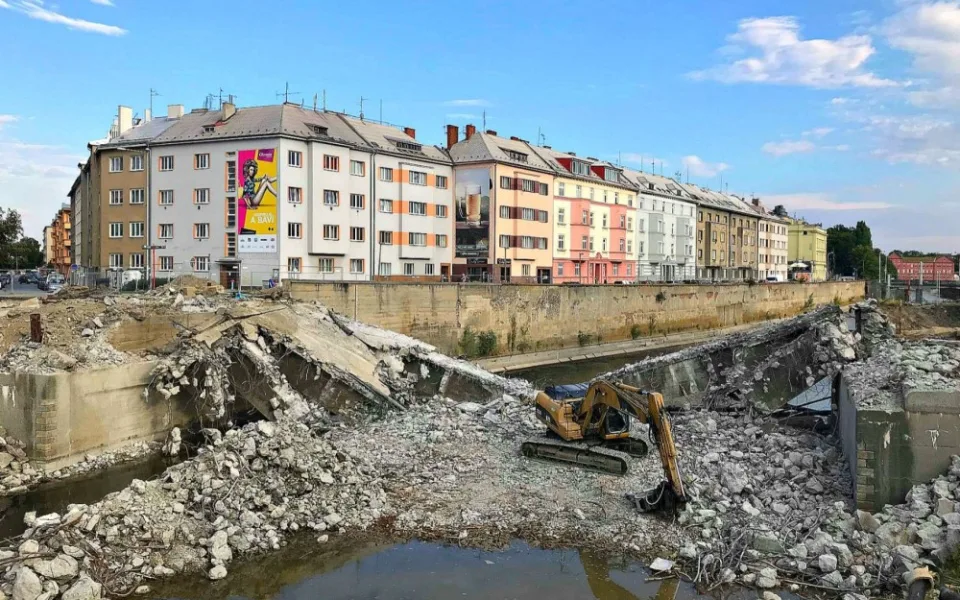 Demoliční práce a následná výstavba se rozběhly v širším centru Olomouce u řeky Moravy v roce 2018
