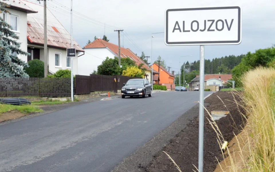 Určice a Alojzov mají opravené průtahy. Součástí investice byly i nové chodníky