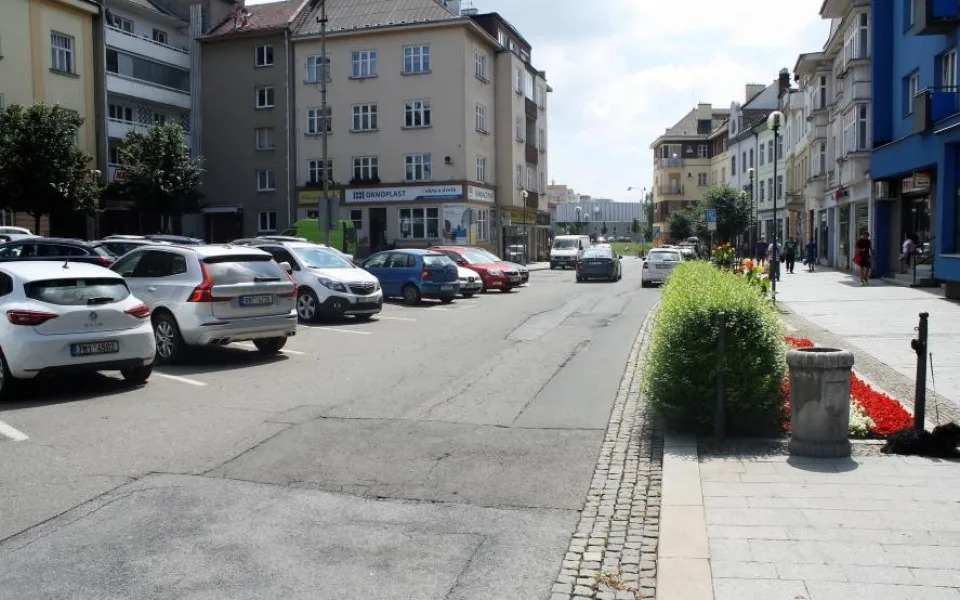 Komunikace na Žerotínově náměstí je z jedné části už opravená, z druhé „polátaná“. Na podzim by mohl i tento úsek dostat nový povrch.