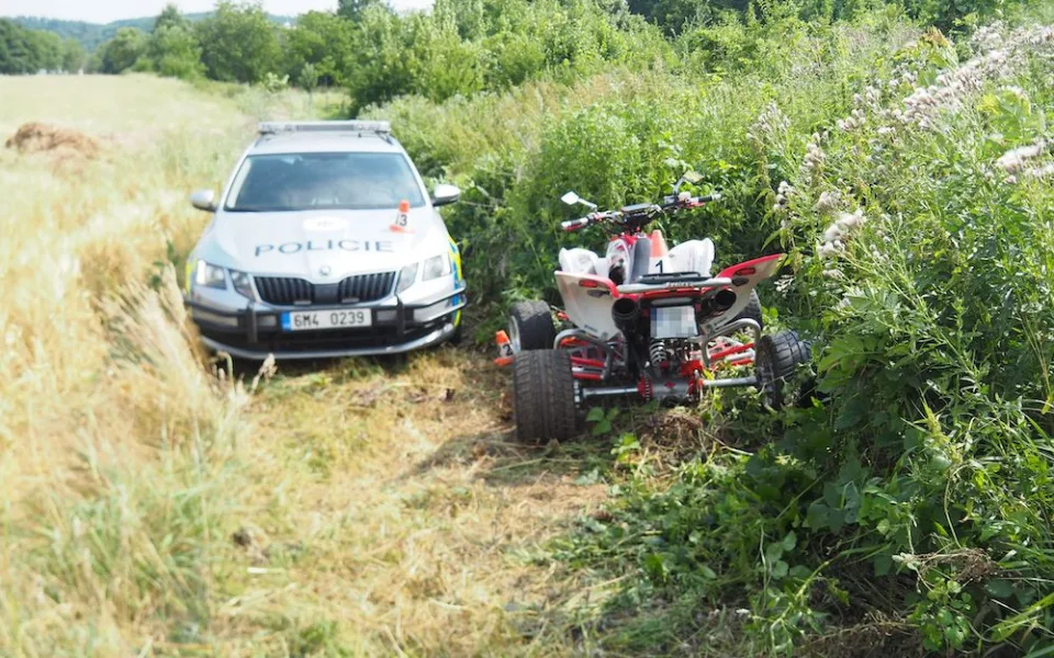 Pod vlivem alkoholu i drog. Ujíždějícího čtyřkolkáře zastavil až kluzký terén.