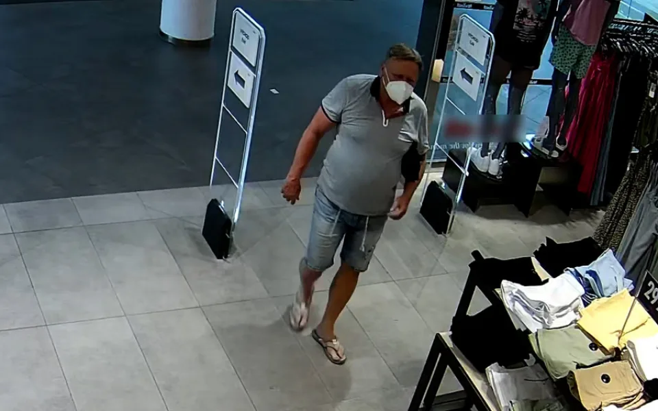 Policie hledá muže masturbujícího mezi regály. Celou dobu ho zabírala bezpečnostní kamera.