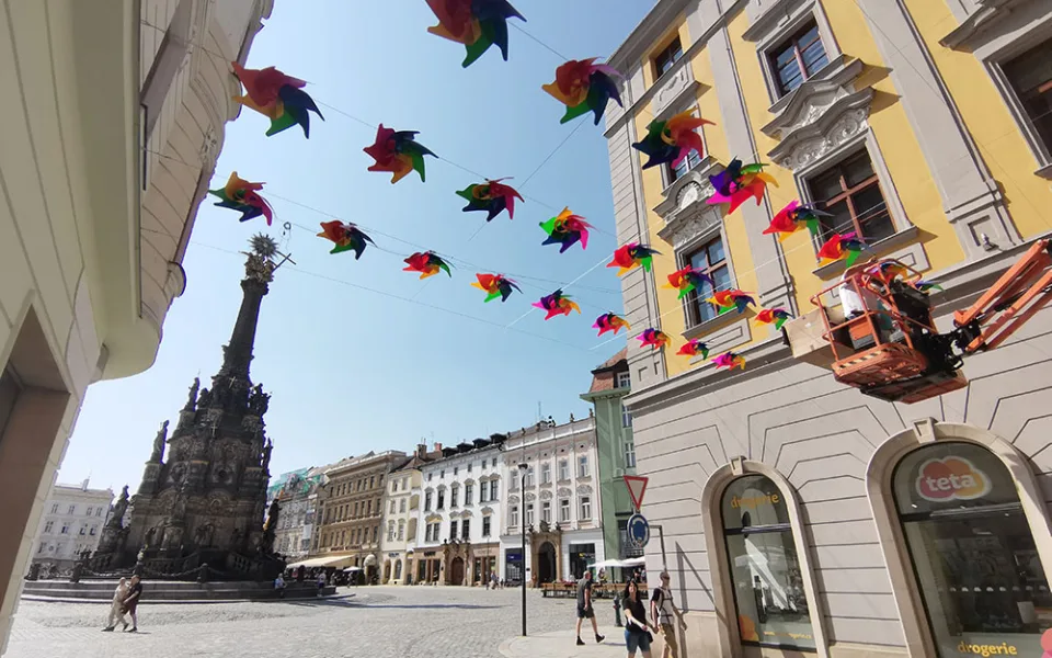 Instalace větrníků mezi domy v ulici 28. října pokračovala i v sobotu