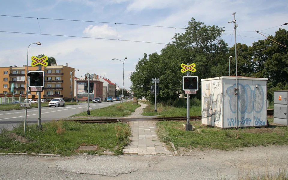 Přes přejezd na ulici Střední Novosadská v Olomouci neprojedou tento týden auta ani vlaky