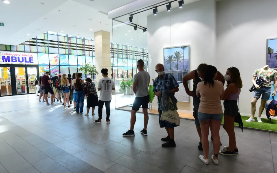 Otevření očkovacího centra bez registrace přilákalo desítky lidí