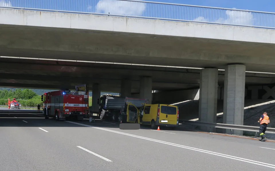 Srážka dodávky s odstaveným nákladním autem si vyžádala lidský život