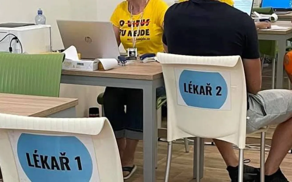 Lékařka v očkovacím centru poutala pozornost tričkem bagatelizujícím covid. Nemocnice proto nařídila pracovní oděv.