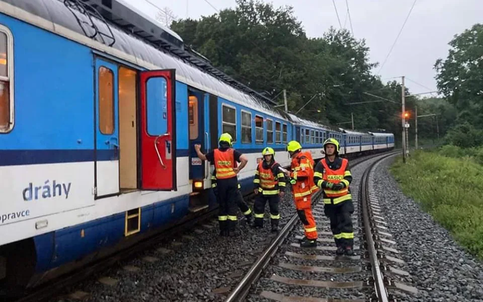 Pád stromu na železniční trať si vyžádal zásah hasičů, kteří evakuovali 15 lidí