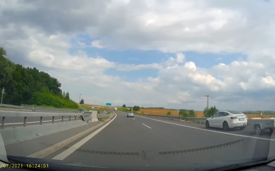Policie hledá řidiče Tesly. Z přívěsu za autem mu vypadl kus dřeva, který poškodil další vůz.