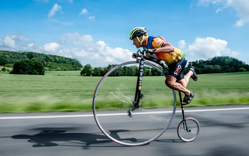 Zakladatel nadace Na kole dětem Josef Zimovčák na velocipedu projíždí s charitativními projekty Českou republikou