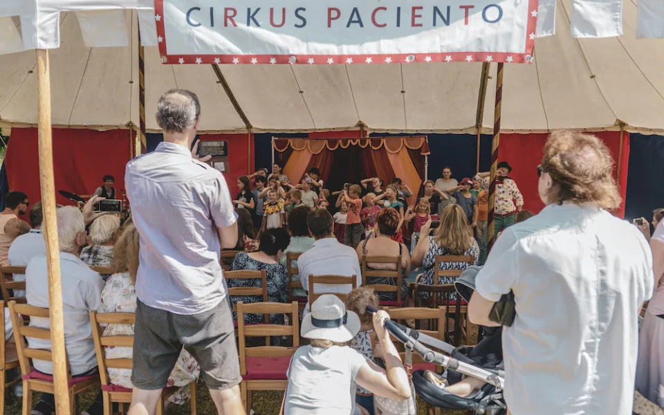 Velevážené publikum, račte dále! Do hospicu pro pozůstalé děti zavítal Cirkus Paciento.