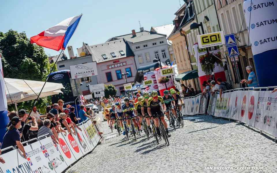 Závěrečné okruhy na kostkách ve Šternberku jsou tradiční atraktivní součástí české cyklistické tour
