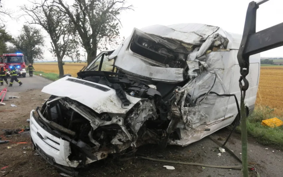 Nehody si vzaly dva životy. Kamion smetl osobní auto, dodávka narazila do stromu