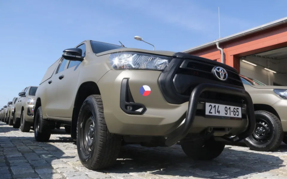 Vojáci si ve Štěpánově převzali první terénní Toyoty Hilux. Nahradí muzejní vozy UAZ