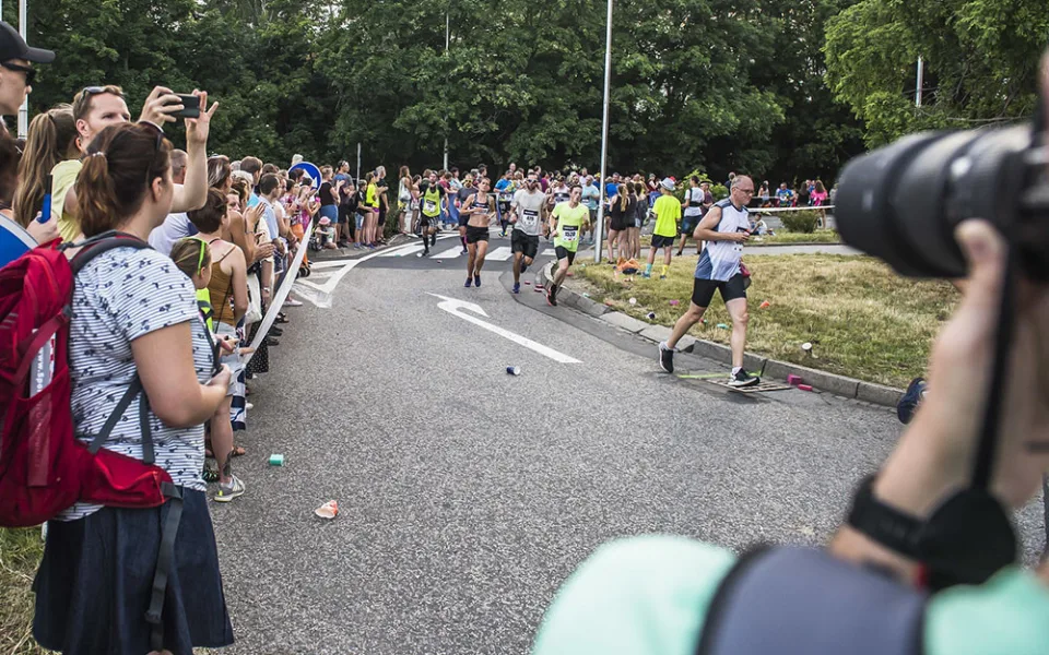 Odbočka na Lazeckou ulici je na půlmaratonu jedním z divácky oblíbených míst. Běžce podporují ve městě tisíce fanoušků