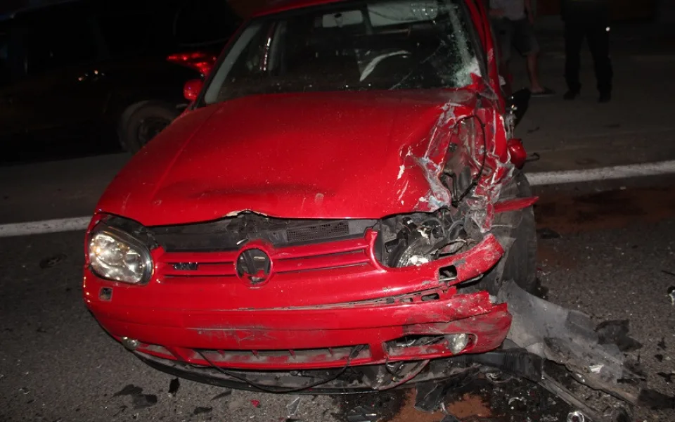 Při noční nehodě automobilů v Olomouci lékaři odvezli do nemocnice tři děti