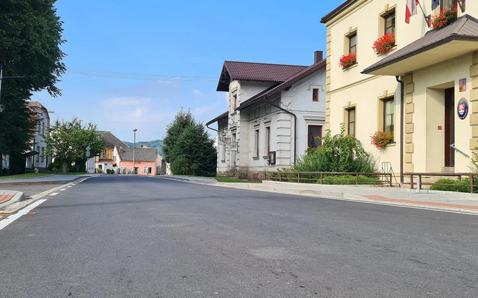 V Rudě nad Moravou má opravený úsek silnice téměř dva a půl kilometru. V okolí nové komunikace proběhla i částečná oprava chodníků