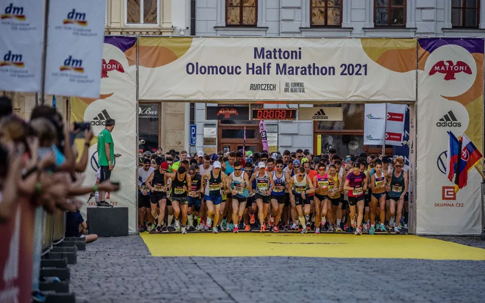 Při jedenáctém ročníku olomouckého půlmaratonu startovali běžci ve dvou vlnách s odstupem patnácti minut