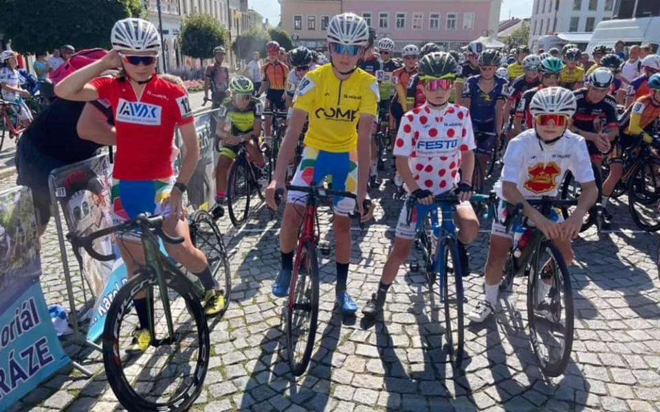 Všechny dresy doma. Mapei Merida Kaňkovský dovezl z Lanškrouna na Hanou dresy všech lídrů závodu.