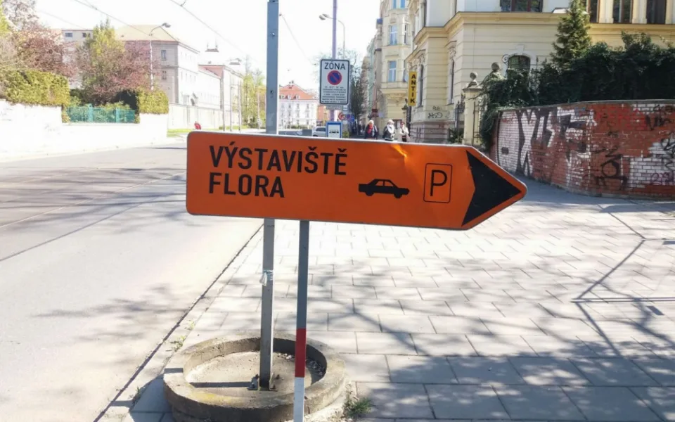 Dopravní značení navede řidiče na odstavné parkovací plochy nedaleko Výstaviště Flora Olomouc