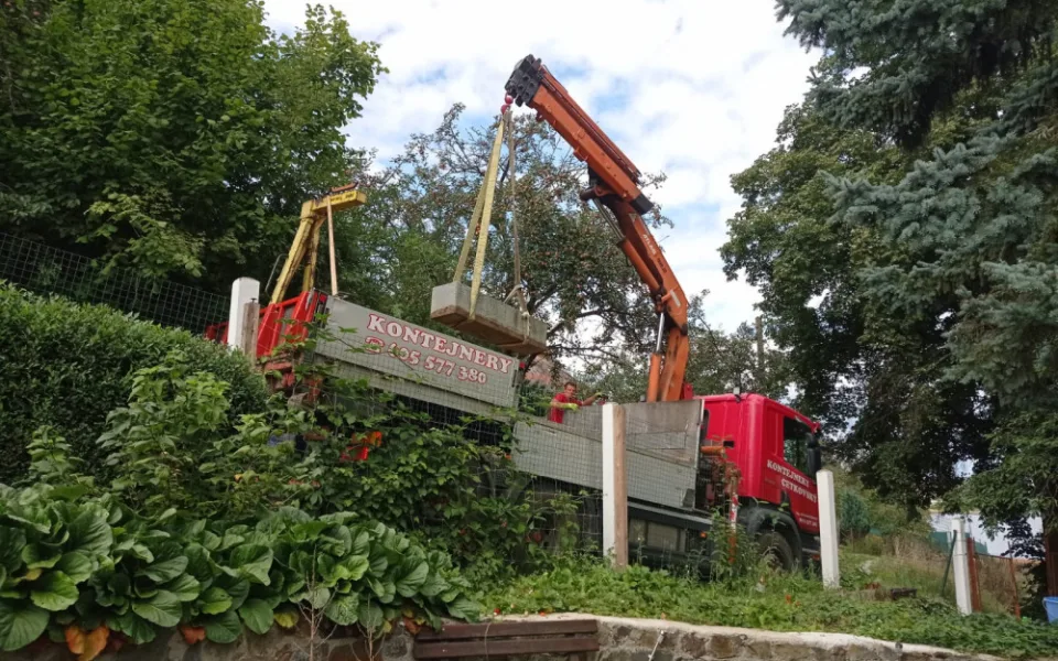Spolek Hanácký Jeruzalém dnes vyzvedl několikatunový náhrobek ze zahrady na Plumlově