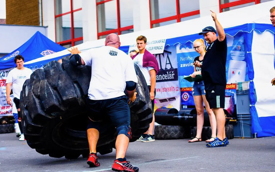 Při závodu ve Šternberku se budou muset siloví sportovci vypořádat také s převracením pneumatiky o váze 450 kilogramů