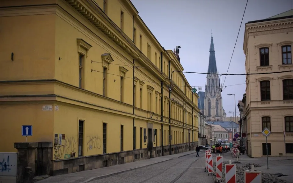 size4-16057899061325-124-vlada-projedna-navrh-na-prodej-hanackych-kasaren-v-olomouci