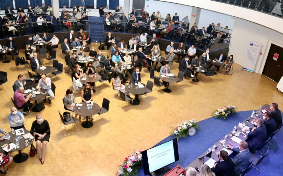 Po dlouhé době covidových omezení se mohli zástupci vedení kraje a obcí setkat na konferenci samospráv