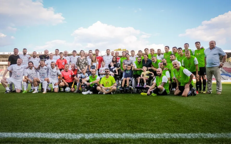 Andrův stadion hostil dobročinný fotbalový souboj osobností