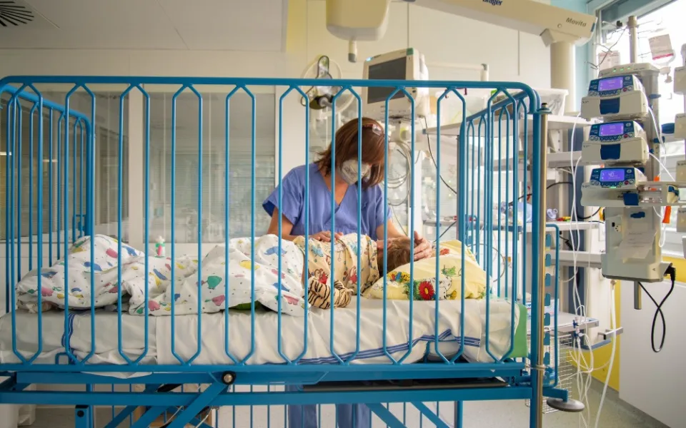 Přestavba druhého nadzemního podlaží Dětské kliniky na Jednotku intenzivní a resuscitační péče trvala necelý rok