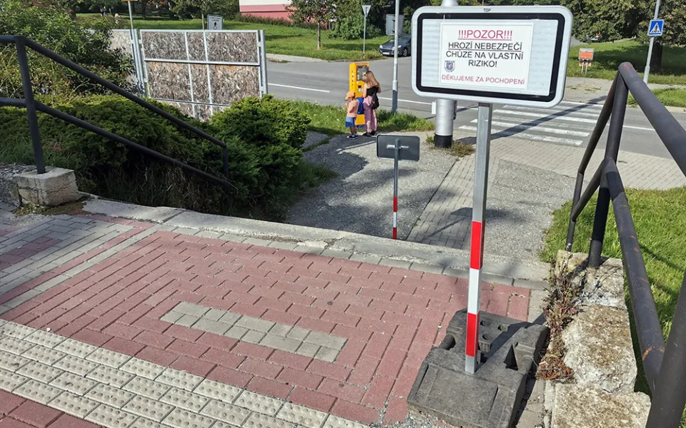 Varovné cedule stojí u poškozených schodů na frekventovaném místě v Olomouci už několik měsíců