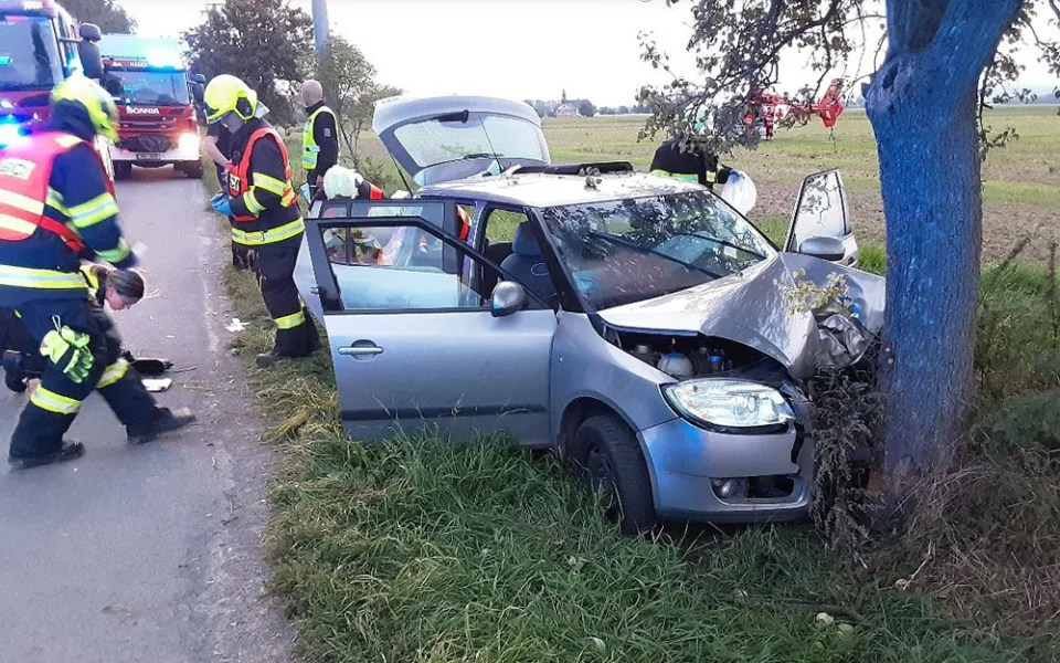 U vážné dopravní nehody nedaleko obce Renoty zasahovaly dvě jednotky hasičů i záchranářský vrtulník