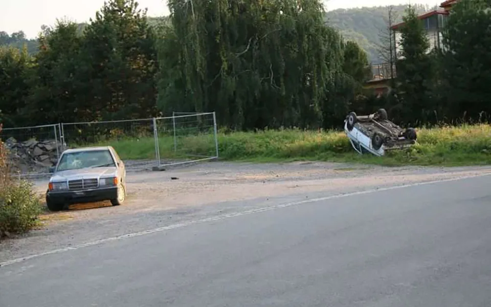 Neznámý pachatel poškodil dvě odstavená vozidla u nádraží v Hranicích