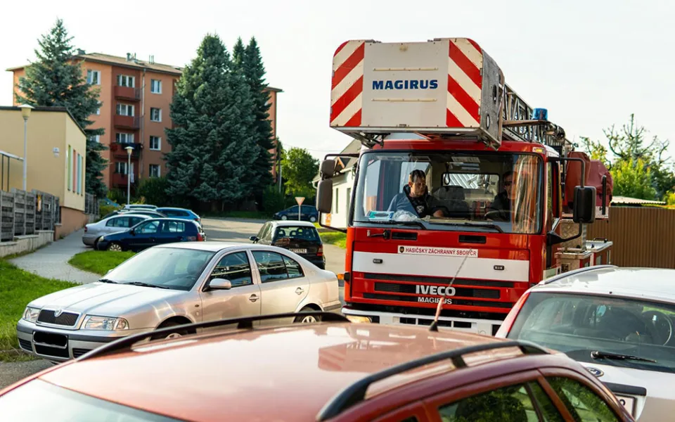 V případě potřeby zásahu už bývá na přeparkování zpravidla pozdě, varují hasiči