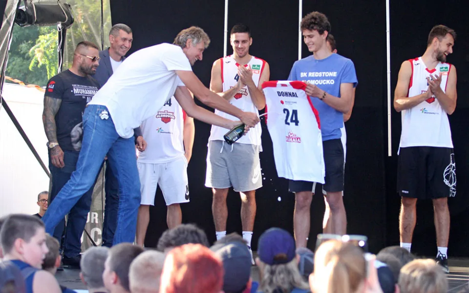 Křest dresů BK REDSTONE Olomouc zajistili jako kmotři legendární basketbalista Jiří Okáč a olomoucký MMA zápasník Karlos Terminátor Vémola